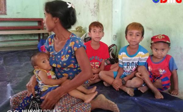 လက်နက်ကြီးပစ်ခတ်သံများကြောင့် စစ်ဘေးရှောင်လာကြသည့် စည်တောင်ကျေးရွာမှ မိသားစုတစ်စု / ဓာတ်ပုံ - သျှင်မီးအိမ်)