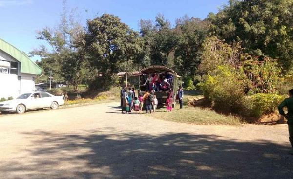 Photo by Mongpan Youth- လင်းခေးမြို့မှမိုင်းပန်စစ်ဘေးရှောင်များအား စစ်ကားကြီးဖြင့်နေရပ်ပြန်ပို့ရန် သယ်ဆောင်လာသည်ကိုတွေ့ရစဉ်