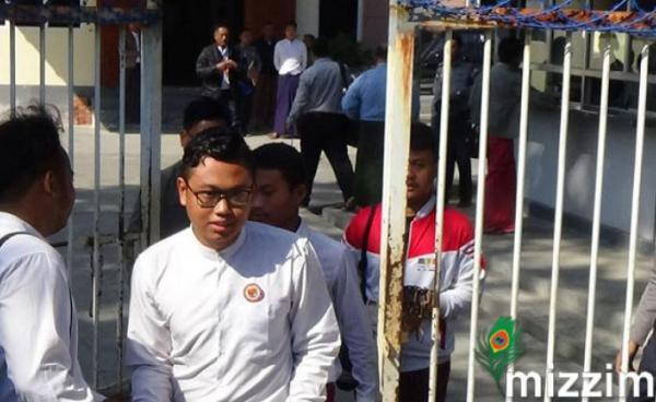 ယနေ့ ဝန်ကြီးချုပ်နှင့်တွေ့ဆုံပြီး ထွက်လာသည့် ကျောင်းသား သုံးဦး (ဓာတ်ပုံ၊အောင်ကိုဦး၊မဇ္ဈိမ)