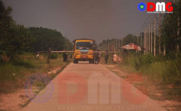 The road is blocked temporary due to the landmine blast near Kha Yay Myaing village in Maungdaw Township on 21 October. Photo – Cha Lu Aung/DMG