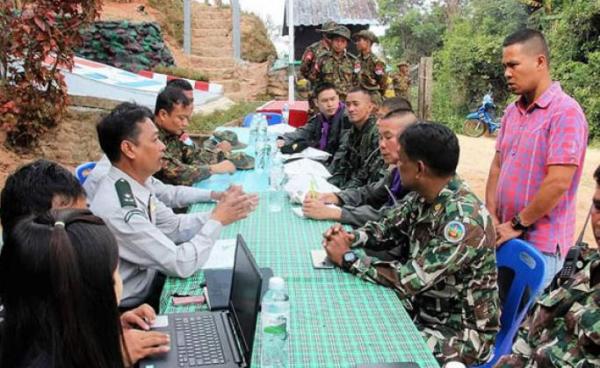 နတ်အိမ်ထောင် နယ်ခြားစခန်းမှာ ဒီဇင်ဘာလ ၇ ရက်က နှစ်နိုင်ငံ ဝန်ထမ်းများ တွေ့ဆုံနေကြစဉ်။(ဓာတ်ပုံ-လူနိုင်သစ်)