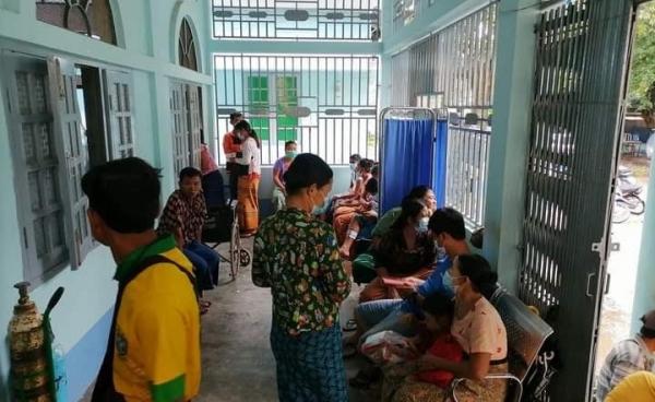 ခွေးရူး ကာကွယ်ဆေးထိုးနှံနေသည့် မြင်ကွင်း (Paung Daily)