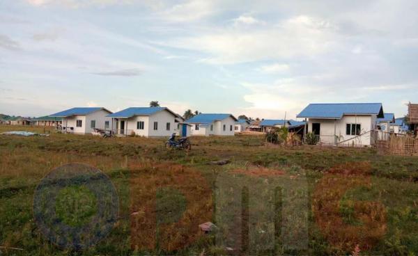 သစ်တုံးနားကျေးရွာတွင် နေအိမ်များ ဆောက်လုပ်ပေးထားမငအား မြင်တွေ့ရစဉ်