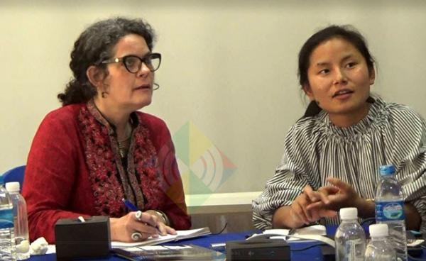 HRW မှ Heather Barr (ဘယ်) မှ မတ်လ ၂၅ ရက်နေ့ မြစ်ကြီးနားတွင် အစီရင်ခံစာ ရှင်းလင်းနေပုံ။