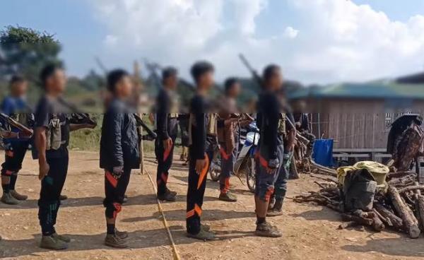 AA ထံ စစ်ပညာသင်ယူ၍ မိခင်တပ်သို့ပြန်လာသည့် CDF-Mindat တပ်ဖွဲ့ဝင်များအား တွေ့ရစဉ်။