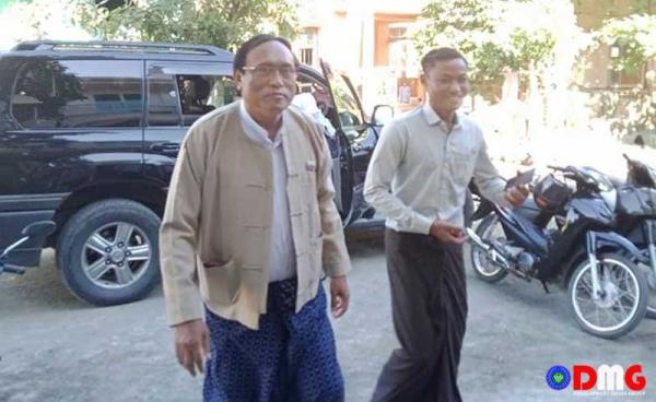 ရခိုင်ပြည်ရွေးကောက်ပွဲဆိုင်ရာစောင့်ကြည့်လေ့လာရေးအဖွဲ့ ရုံးဖွင့်ပွဲသို့ ရခိုင်ပြည်နယ်လွှတ်တော် ဥက္ကဋ္ဌ ဦးစံကျော်လှ (ဝဲ) တက်ရောက်လာစဉ်။