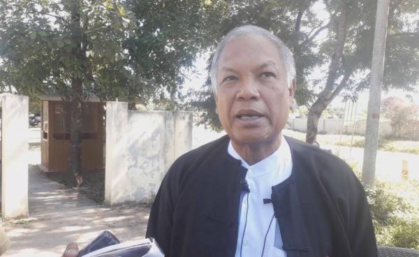 တရားလွှတ်တော်ရှေ့နေဦးသိန်းဦးကို ဒီးမော့ဆိုမြို့တရားရုံးရှေ့တွင်မြင်တွေ့ရစဉ် (ဓါတ်ပုံ- ကန္တာရဝတီတိုင်း(မ်))