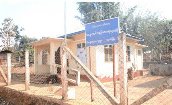 ဖွဲ့စည်းပုံအရ လိုအပ်ချက်တွေရှိနေသေးတဲ့ ဖရူဆိုမြို့နယ် ဆိုလျားကူးကျေးရွာမှ ကျေးလက်ဆေးပေးခန်းဖြစ်ပါတယ်။ ဓါတ်ပုံ – ကန္တာရဝတီတိုင်း(မ်)