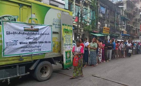 ရန်ကုန်မြို့ လှိုင်မြို့နယ်တွင် စားအုန်းဆီကို သက်သာဈေးနှုန်းဖြင့် ရောင်းချနေမှုအားတွေ့ရစဉ်။ (Photo- မြန်မာနိုင်ငံ ဆီကုန်သည်နှင့်ဆီလုပ်ငန်းရှင်များအသင်း)