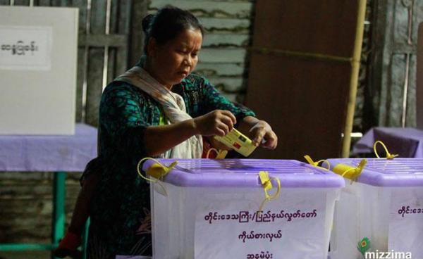 ပုံစာ - ၂၀၁၈ ကြားဖြတ်ရွေးကောက်ပွဲတွင် မဲပေးနေသော ပြည်သူတစ်ဦးအား တွေ့ရစဉ်