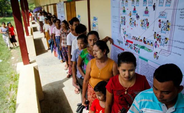 (File) People line up to cast their votes at a polling station in Sittwe, Rakhine State, western Myanmar, 08 November 2015. Photo: Nyunt Win/EPA