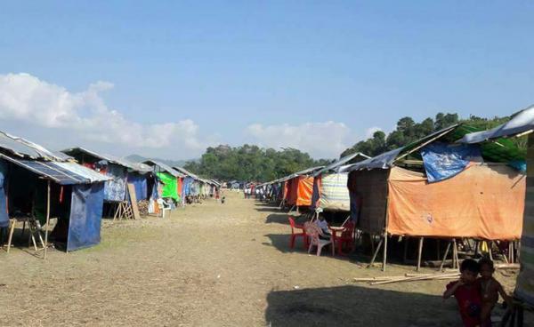 တိုက်ပွဲများကြောင့် မောင်တောမြို့နယ်၊ ၃မိုင်အနီး သီဟိုဋ်သရက်ခြံတွင် ယာယီတဲများ ထိုးလျက် လာရောက် ခိုလှုံ ဒုက္ခသည်များ တွေ့ရစဉ်။ ဓာတ်ပုံ-Wai Lu Kyaw Foundation