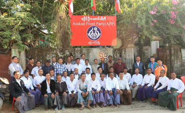 ရခိုင့်ဦးဆောင်ပါတီ ဆိုင်းဘုတ်တင် အခမ်းအနားတစ်ခုကို တွေ့ရစဉ်။ (ဓာတ်ပုံ-ဦးကျော်လွင်)