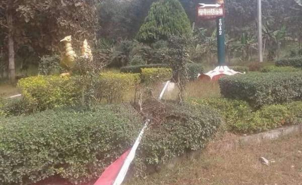 နိုဝင်ဘာ ၂၇ ရက်နေ့က ဟင်္သာကျောက်တိုင်ဂိတ်စခန်းတွင် မွန်အလံခုတ်လှဲခံရပုံ(Facebook)