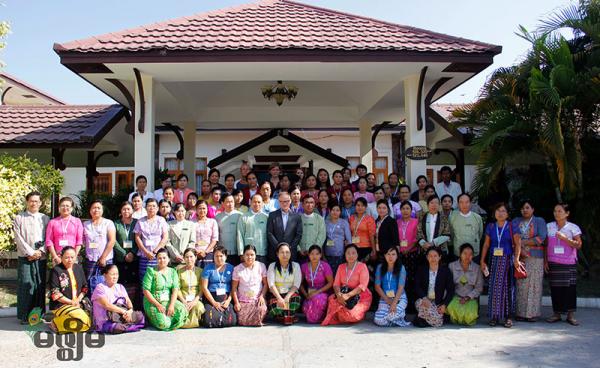 ၂၀၁၅ခုနှစ်၊ ဒီဇင်ဘာ ၉ရက်က နေပြည်တော်ရှိ အမရာဟိုတယ်တွင် ကျင်းပပြုလုပ်သော ရပ်ကွက်/ကျေးရွာအုပ်စု အမျိုးသမီးအုပ်ချုပ်ရေးမှူးများ စွမ်းရည်မြှင့်တင်ရေး အလုပ်ရုံဆွေးနွေးပွဲသို့ တက်ရောက်လာသော ရပ်ကွက်/ကျေးရွာအုပ်စု အမျိုးသမီးအုပ်ချုပ်ရေးမှူးများ၊ UNDPမှ တာဝန်ရှိသူများနှင့် အထွေထွေအုပ်ချုပ်ရေးဦးစီးဌာနမှ တာဝန်ရှိသူများအား တွေ့ရစဉ်(ဓာတ်ပုံ - မင်းမင်း/မဇ္ဈိမ)