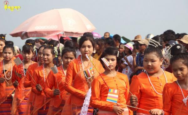 ရခိုင်သူအချို့အား စစ်တွေရှိ အခမ်းအနားတစ်ခုတွင်တွေ့ရစဉ်။