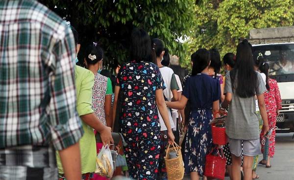 ရန်ကုန်တိုင်း၊ ရွှေပြည်သာမြို့နယ် စက်ရုံအချို့မှ အမျိုးသမီးများကို ၂၀၂၂ ခုနှစ်၊ ဧပြီလအတွင်းက တွေ့ရစဉ်။ ဓာတ်ပုံ - RFA