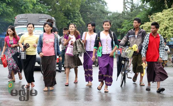 လှိုင်သာယာမြို့နယ်ရှိ စက်ရုံ၊ အလုပ်ရုံ ဝန်ထမ်းများ အလုပ်သိမ်း၍ အိမ်ပြန်ချိန် မြင်ကွင်းများ။  ဓာတ်ပုံ ဘိုဘို။