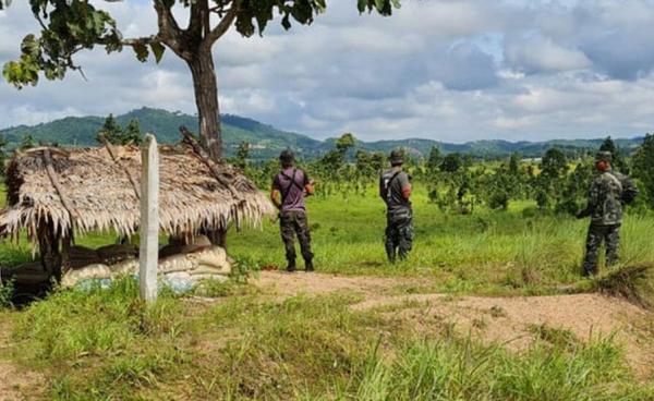 KNLA ပူးပေါင်းအဖွဲ့ဝင်များ လေးကေ့ကော်မြို့သစ်တွင် ပြီးခဲ့သည့် ၂၀၂၁ ခုနှစ် ဒီဇင်ဘာလဒုတိယအပတ်က နေရာယူထားစဉ်။