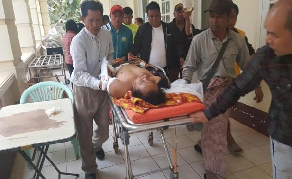 Photo by U Nay Zaw/ နမ့်စန်မြို့လယ်ခေါင်တွင် သေနတ်ပစ်ခံရသည့် အမျိုးသားပုံ