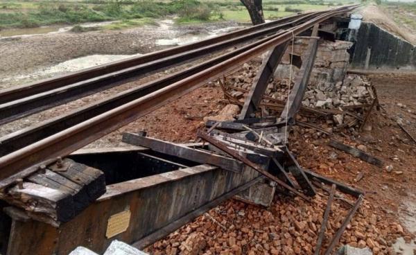 ဘီးလင်းမြို့နယ် နှင်းပုလဲဘူတာနှင့် တောင်စွန်းဘူတာကြား ရန်ကုန်-မော်လမြိုင် ရထားလမ်း မေ ၆ ရက် မိုင်းခွဲဖျက်ဆီးခံထားရသည့်ပုံ။ (ဓါတ်ပုံ - မော်လမြိုင် ဘူတာကြီး)