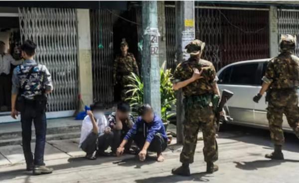 ရန်ကုန်တွင် ၂ဝ၂၁ ခုနှစ်၊ မေလ ၇ ရက်က စစ်အာဏာသိမ်းဆန့်ကျင်ဆန္ဒပြပွဲအတွင်း ပါဝင်သူများကို စစ်ကောင်စီတပ်က ဖမ်းဆီးခဲ့စဉ်။ (Photo - AFP)