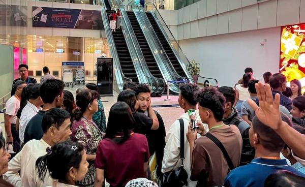 ၂၀၂၄ ဒီဇင်ဘာ ၁၁ ရက်နေ့တွင် ရန်ကုန်လေဆိပ်မှ ပြည်ပထွက်ခွာမည့် လူငယ်ကို မိသားစုဝင်များ နှုတ်ဆက်နေပုံ။ ဓါတ်ပုံ- Sai Aung MAIN / AFP