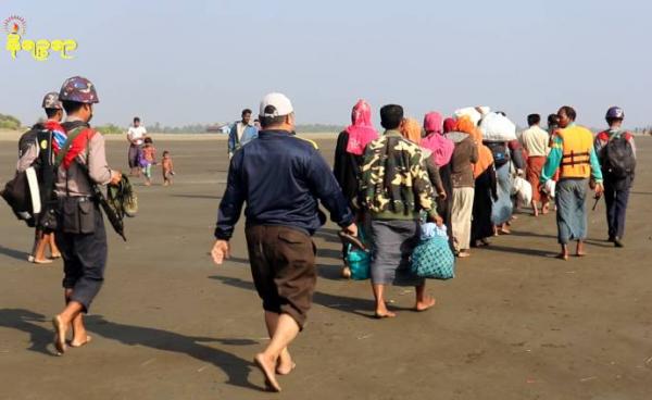 စစ်တွေကမ်းခြေတွင် မူဆလင်အချို့အား ရဲတပ်ဖွဲ့ဝင်အချို့က ခေါ်ဆောင်လာသည်ကို ၂ဝ၂ဝ ပြည့်နှစ်၊ ဇန်နဝါရီလအတွင်း တွေ့ရစဉ်။