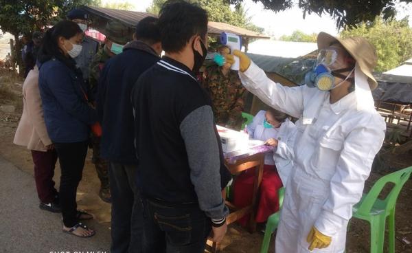 Photo by Thet Khine Min/ BP1နယ်စပ်ဂိတ်တွင် ဝင်ရောက်လာသည့် သူများကို စစ်ဆေးနေစဉ်