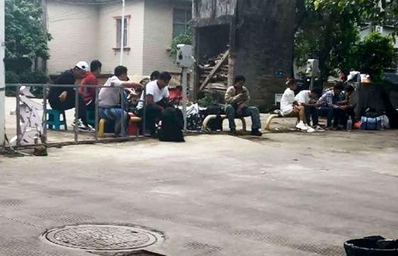 ဓာတ်ပုံ - ပေးပို့ / တရုတ်နိုင်ငံ၊ ကျင်းဟုန်မြို့တွင် ဖမ်းဆီးခံရသည့် မြန်မာလုပ်သားများကို တွေ့ရစဉ်