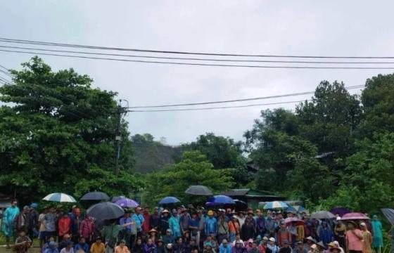ဓာတ်ပုံ - KNG (တိုက်ပွဲကြောင့် နေရပ်ပြန်တော့မည့် မော်ဝမ်းလေး စစ်ရှောင်ပြည်သူများ)