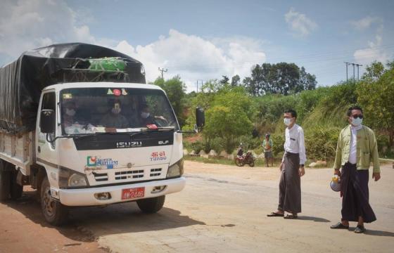 ဓါတ်ပုံ - ပုံဟောင်း (လားရှိုးမြို့ အဝင်အထွက်တွင် ကုန်ကားများကို စစ်ဆေးနေစဉ်)
