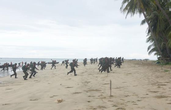 ဓါတ်ပုံ - (EPA/EFE) ရွှေသောင်ယံကမ်းခြေတွင် ပြုလုပ်ခဲ့သော စစ်အုပ်စု၏ စစ်ဆင်ရေး လေ့ကျင့်မှု။ (ပုံဟောင်း)