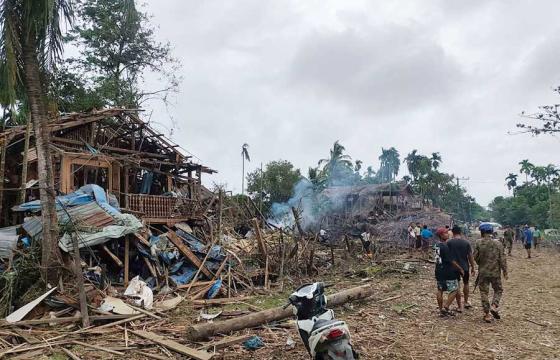 ဓာတ်ပုံ - ဩဂုတ်လ ၁၀ ရက်နေ့က သံတွဲမြို့နယ်၊ ကျောက်ကြီးရွာ ဗုံးကြဲခံရသည့် မြင်ကွင်း/Photo Credit - CJ