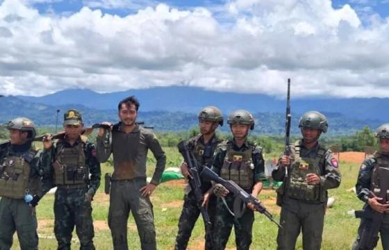 ဓာတ်ပုံ - ဝါရာဇွပ် ပြည်သူ့စစ်အဖွဲ့ဝင်အချို့ကို တွေ့ရစဉ် (Crd)