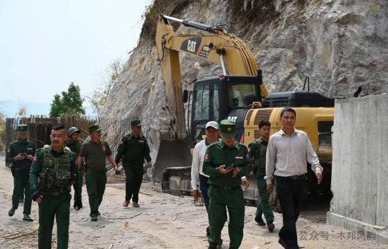 သိန္နီရှိ ရေအားလျှပ်စစ် စီမံကိန်းအား MNDAA တာဝန်ရှိသူများ သွားရောက်ကြည့်ရှု စစ်ဆေးစဉ်