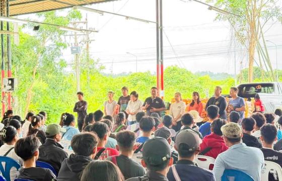 ဓာတ်ပုံ - ထိုင်းနိုင်ငံရှိ လုပ်ငန်းခွင်တစ်ခုသို့ ရောက်ရှိလာသည့် ကရင်နီဒုက္ခသည်များကို တွေ့ရစဉ်/Photo Credit - ณรงค์เวทย์ มหเศรษฐพงษ์ (Facebook)