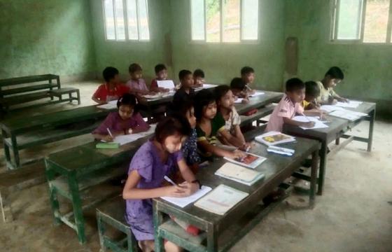 ဓါတ်ပုံ - (ပေးပို့) ၂၀၂၆ ခုနှစ်၊ ဩဂုတ် ၁၄ ရက်နေ့က ဖုံသာချောင်းဒေသ နတ်ထောင့်ကျေးရွာ မူလွန်စာသင် ကျောင်းတွင် ပညာသင်ကြားနေသည့် ကလေးငယ်များကို တွေ့ရစဉ်။