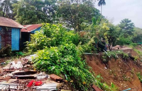 ဓာတ်ပုံ - (မောင်တော၊ ကြိမ်ချောင်းရွာ ကမ်းပါးပြိုကျမှုကြောင့် ပျက်စီးနေသည့် မြင်ကွင်း / ပေးပို့)