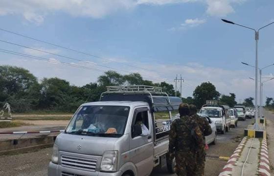 ဓာတ်ပုံ - စစ်အုပ်စုလက်အောက်ခံ ပြည်သူ့စစ် (မလှိုင်မြို့နယ်နှင့် ဆက်သွယ်နေသည့် မိတ္ထီလာမြို့အဝင်တွင် ၂၀၂၅ ခုနှစ်၊ ဒီဇင်ဘာလအတွင်း စစ်အုပ်စုတပ်က ယာဉ်များကို စစ်ဆေးနေစဉ်။)