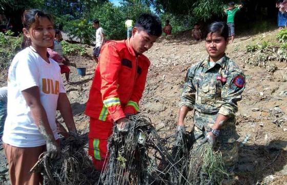 APM (ဩဂုတ်လ ၁၅ ရက်က ဘူးသီးတောင်မြို့နယ်၊ ဂေါင်နီကျေးရွာရှိ သောက်ရေကန်ကို ရခိုင်၊ ဟိန္ဒူ၊ မွတ်ဆလင်များနှင့် ULA/AA တို့ သန့်ရှင်းရေး ပူးပေါင်းပြုလုပ်စဉ်။)