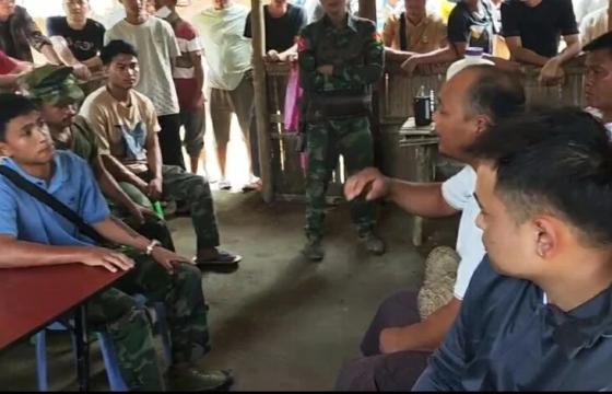 ဓာတ်ပုံ –  KIA နှင့် ပြည်သူများကြား ညှိနှိုင်းမှုများ ပြုလုပ်နေစဉ်။