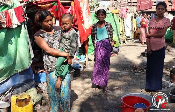 ဓာတ်ပုံ - ဝီရဌာနီ (ပေါက်တော) မြို့နယ်မှ စစ်ဘေးရှောင် အမျိုးသမီးများကို တွေ့ရစဉ် / DMG - ပုံဟောင်း