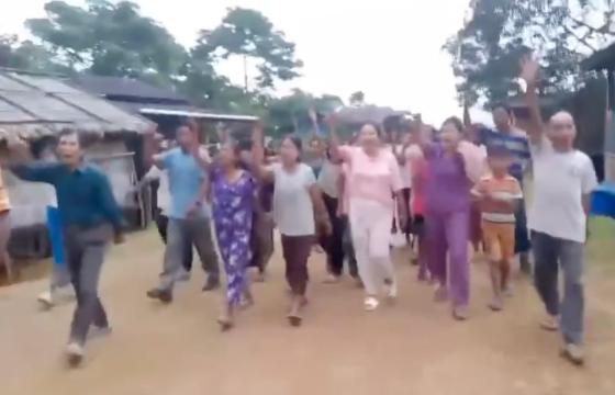 ဓာတ်ပုံ - (CPU/CPA က ဂိတ်ဆောက်လုပ်မှုကို ဒေသခံများ ကန့်ကွက် ဆန္ဒဖော်ထုတ်နေစဉ်)