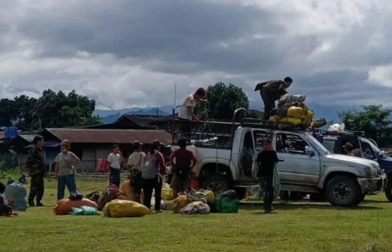 ဓာတ်ပုံ - (စစ်ရေးတင်းမာမှုများကြောင့် ပူတာအိုမြို့ဘက်သို့ နေရပ်စွန့်ခွာ တိမ်းရှောင်လာကြသည့် စစ်ဘေး ရှောင်များ / Crd)
