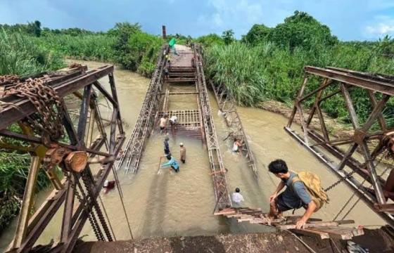 ဓာတ်ပုံ – (တမူး - ကလေးလမ်းပိုင်းတိုက်ပွဲအတွင်း ပျက်စီးသွားသည့် နန်မွန်းတားတံတား ပြုပြင်နေစဉ်/ Crd)