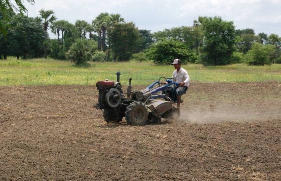ဓာတ်ပုံ - (စစ်ကိုင်းတိုင်းရှိ တောင်သူတစ်ဦး လယ်ထွန်ယက်နေစဉ် / MDN.gov)