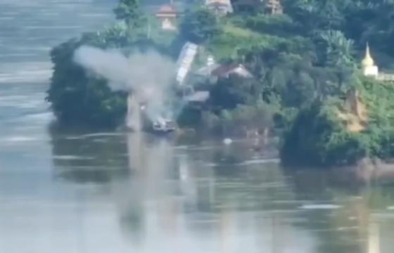 ဓာတ်ပုံ - (စစ်အုပ်စုတပ်ပါဝင်သည့် စက်လှေတစ်စီး ပစ်ခတ်တိုက်ခိုက်ခံရသည့် မြင်ကွင်း / Crd)
