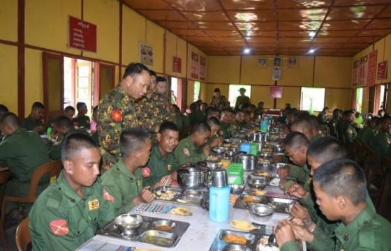 ဓာတ်ပုံ - (မန်ကတ်မြို့ သင်တန်းကျောင်း၌ စစ်မှုထမ်းရန် စုဆောင်းခံထားရသူများကို တွေ့ရစဉ် / MOI)