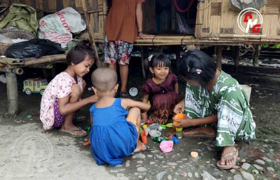 ဓာတ်ပုံ - (DMG / ကျောက်တော်မြို့နယ်၊ ရထားဘူတာ စစ်ဘေးရှောင်စခန်းမှ စစ်ဘေးရှောင် ကလေးငယ် အချို့။)